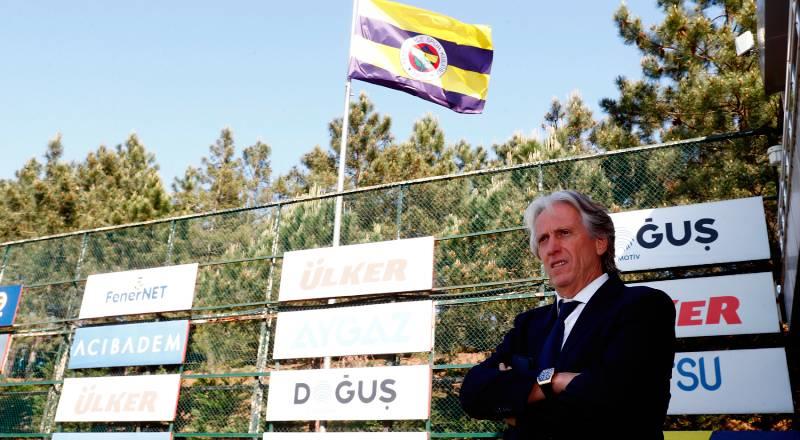 Fenerbahçe Kulübünün göreve getirmek için görüşmelere başladığı Portekizli teknik direktör Jorge Jesus, Fenerbahçe Can Bartu Tesisleri'ni gezdi.